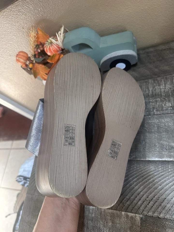 Sandalias plateadas Blowfish para mujer talla 8,5 Foto 4 de 4