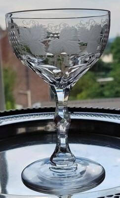 Feines hochwertiges viktorianisches Champagnerglas Kupferrad graviert Fruchtrebe