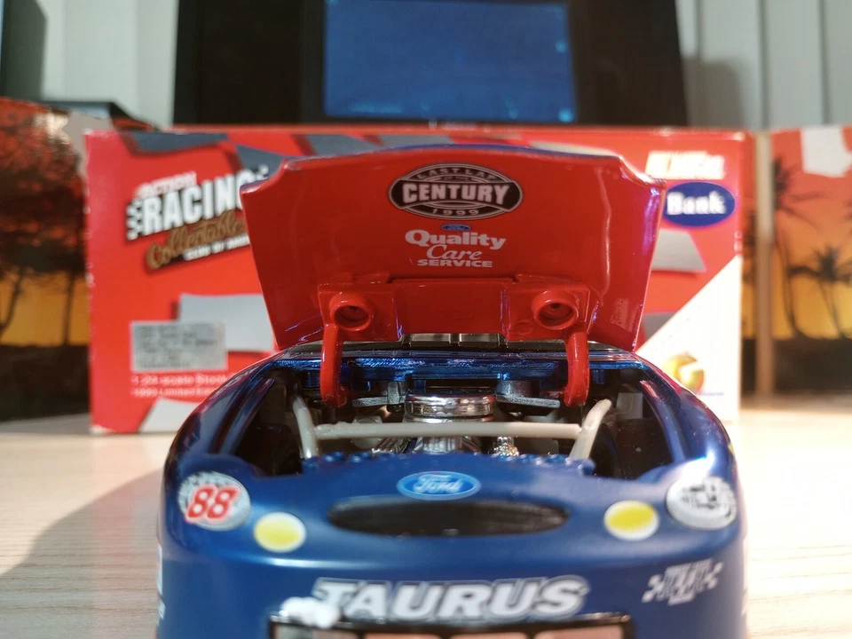 Action Dale Jarrett #88 Cuidado de calidad/Ford Credit Bank 1 de 2500 última vuelta de... Foto 4 de 4