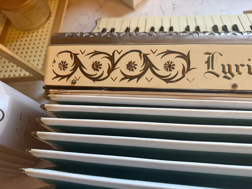 Teclado de piano lírico Wurlitzer vintage de los años 30 acordeón funciona Foto 4 de 4