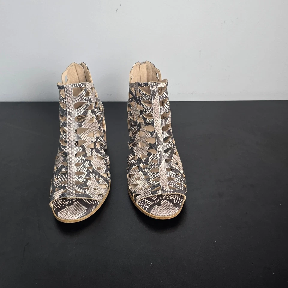 Botines de tacón Fergalicious Witty para mujer imitación serpiente punta abierta. Talla 7,5 M Foto 4 de 4