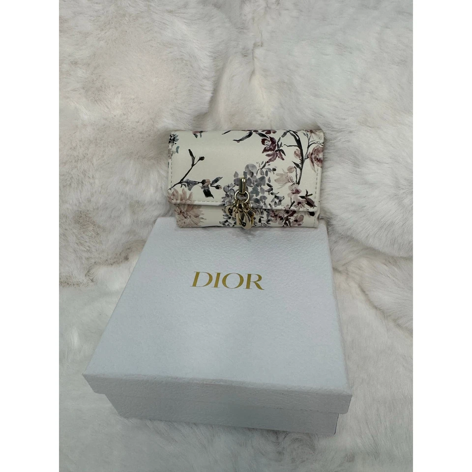 Cartera de cuero con estampado floral Christian Dior con dijes DIOR dorados - Hecha en Italia Foto 2 de 4