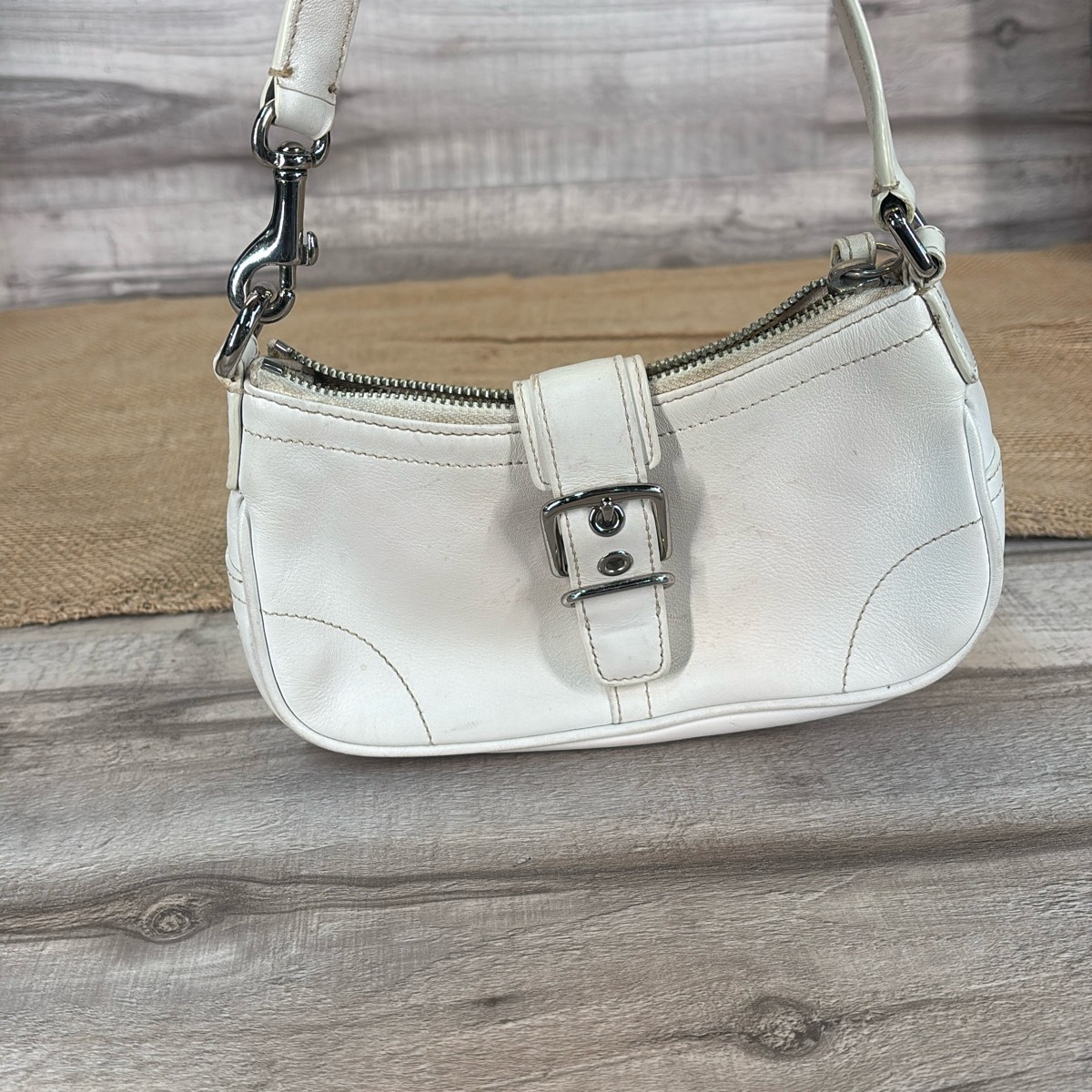 バッグ vintage coach hampton one shoulder bag Vintage Coach Hamptons Leather Buckle Demi shoulder bag- White