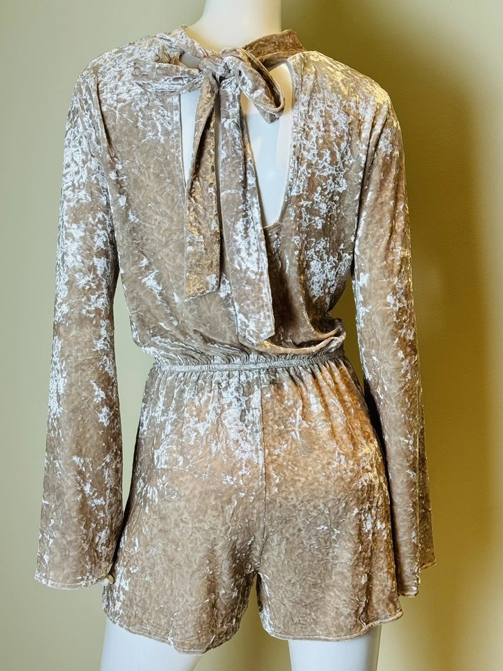 Mono de terciopelo con cuello en V y manga larga de campana de terciopelo para mujer de Dance & Marvel (58) Foto 3 de 4