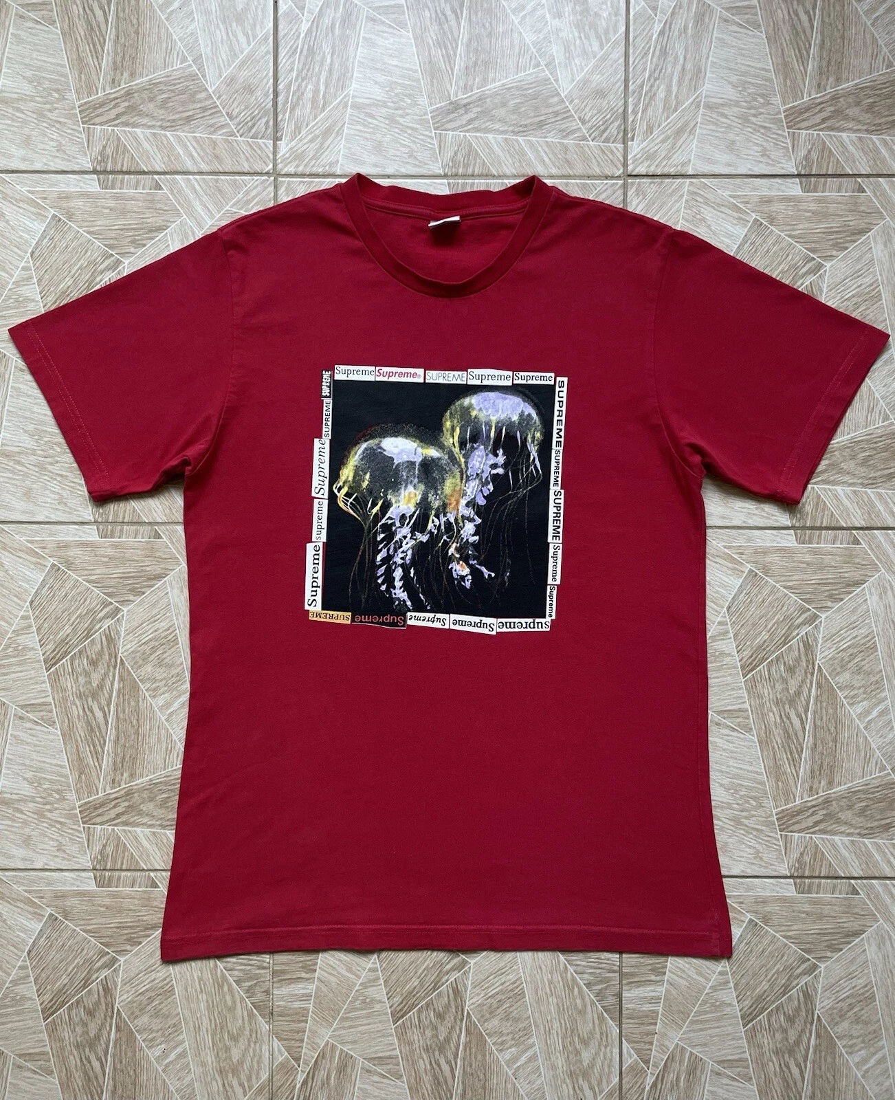 T shirt rouge très rare Supreme SS06 Medusa grand logo monogramme Y2K