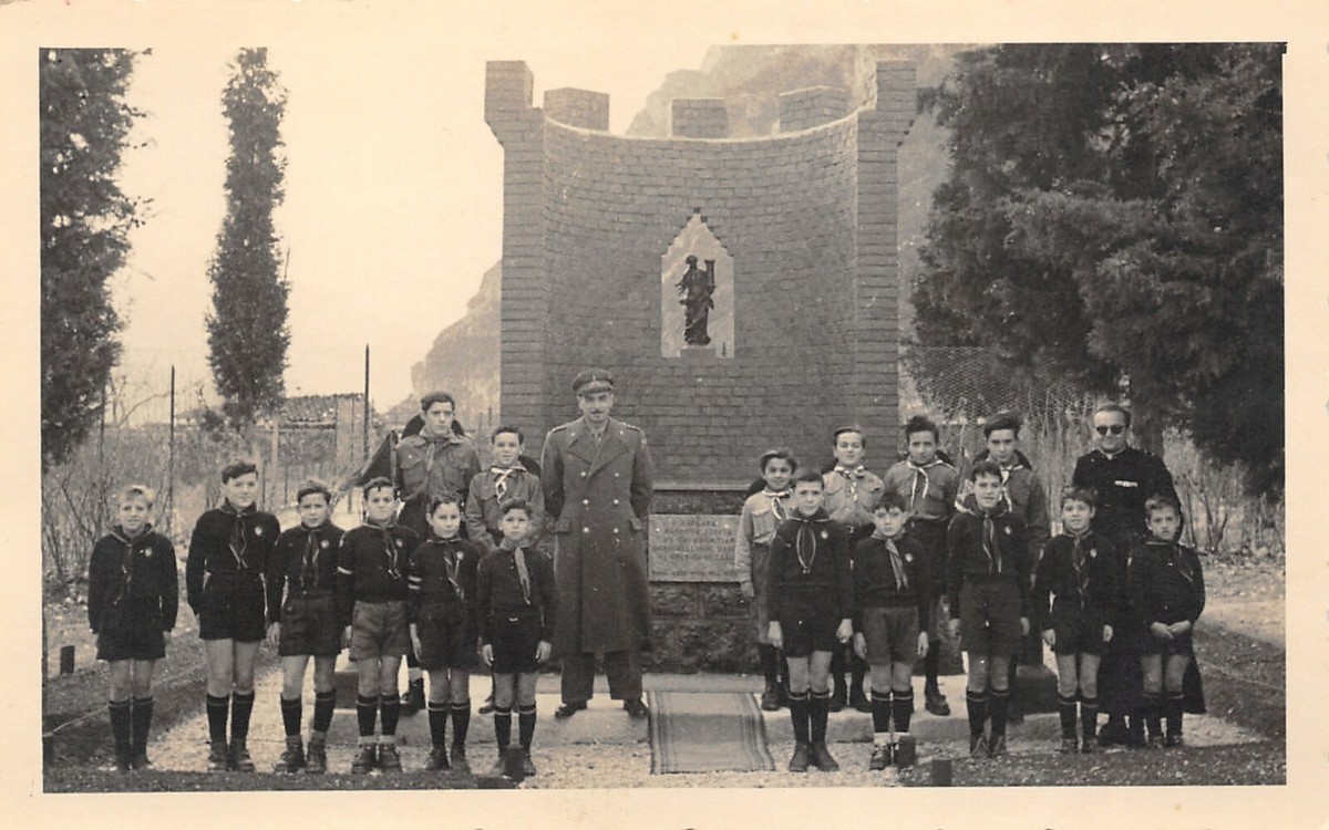 A1784) LUPETTI E SCOUT DIRETTI DA UN UFFICIALE ITALIANO E DA