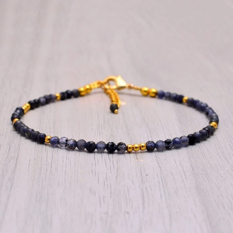 Pulsera minimalista de mujer con cuentas de piedras preciosas redondas facetadas de iolita azul de 2-3 mm 6-8" Foto 3 de 4