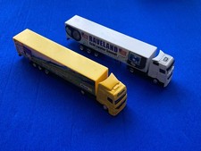 2 Modellautos Mercedes LKWs mit Auflieger 1:87 Werbemodelle Ricola & RAVELAND