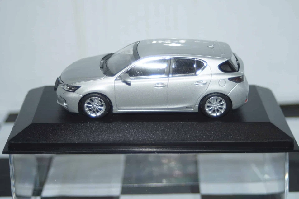 Minichamps Lexus CT200h 2011 in silver 1:43 ref 410 166001 - Image 4 of 4