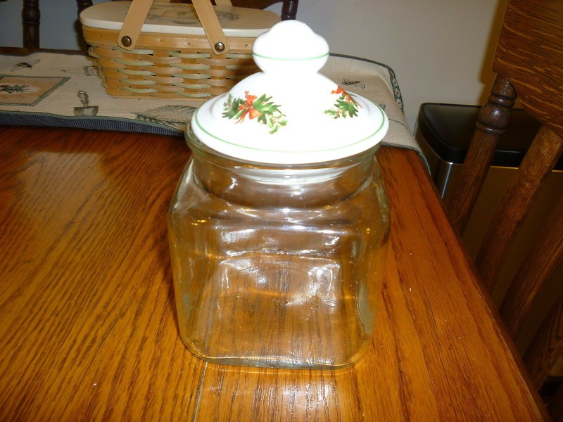 Pfaltzgraff - CHRISTMAS HERITAGE" -  Glass Storage Jar/Cannister with Lid - Nice