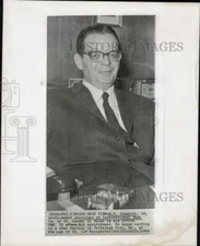 1962 Press Photo International Shoe Company President M.R. Chambers at his desk.