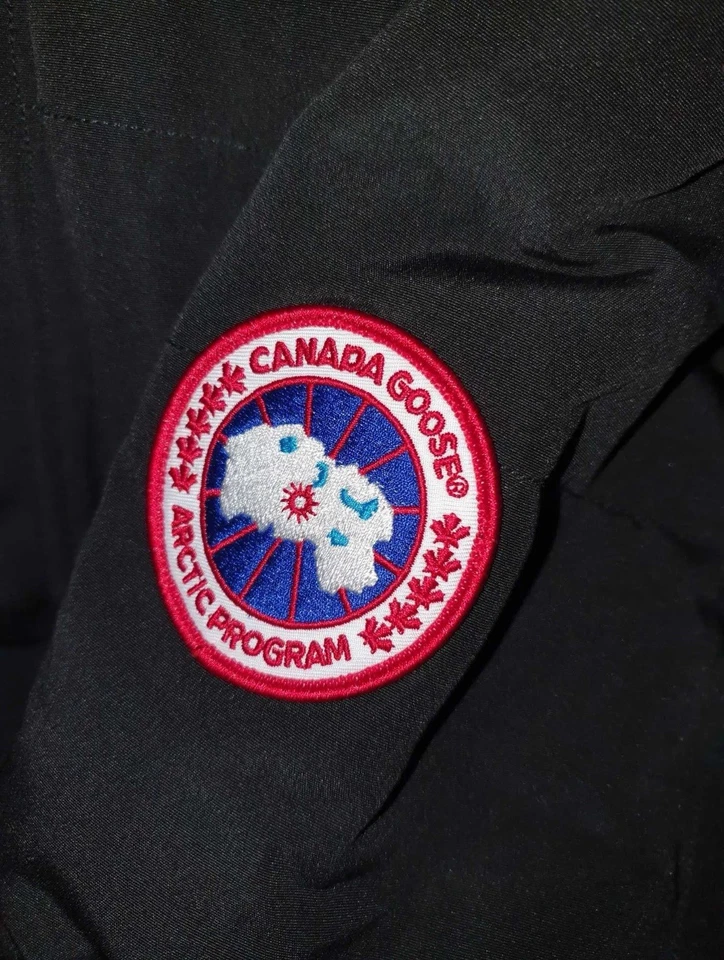 (BRAND NEW) Canada Goose puffer jacket Size Large - Image 3 of 4
