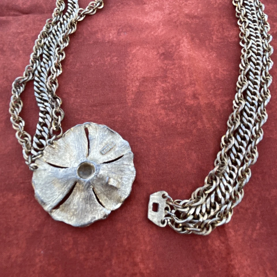 Collar Vintage Multi-hilo con Cierre Lateral Floral Tono Dorado Logo TAN 24" de largo Foto 3 de 4