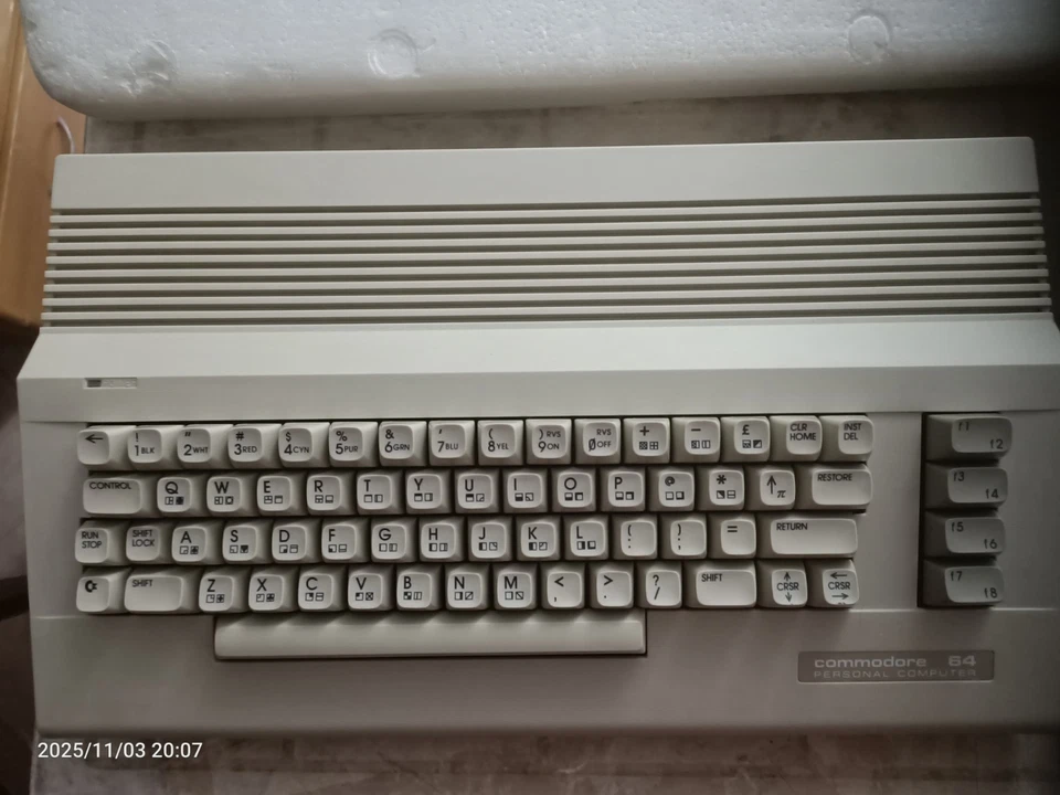 Commodore 64C solo computer con scatola, alcuni difetti. - Immagine 3 di 4