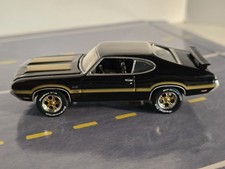 Greenlight 164 Muscle Car Garage 1972 Oldsmobile 442 Black Gold Wcase