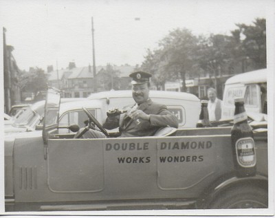 Vintage Fotografie, doppelter Diamant Werbeauto um 1950er Jahre