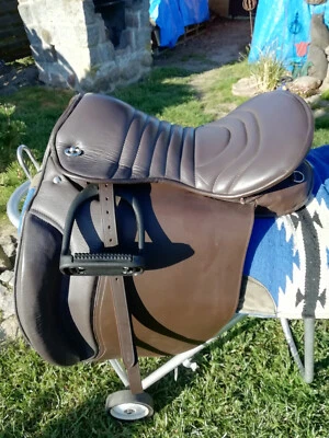 Reitsattel Distanz Wanderreitsattel - Breite Kammer - Kaltblut - 18" / 44cm Sitz - Bild 1 von 4
