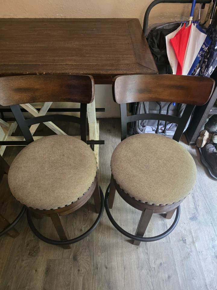 Ashley's Valeback Dining 5 Peice Set. Used but good condition. - Image 4 of 4