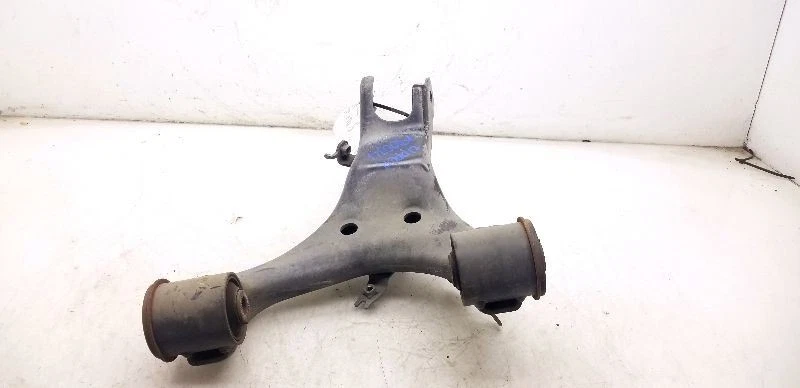 08-18 BRAZO DE CONTROL SUPERIOR TRASERO LADO DE TRANSMISIÓN TOYOTA SEQUOIA Foto 2 de 4