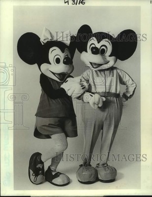 1984 Press Photo Mickey and Minnie Mouse appear at Oakwood
