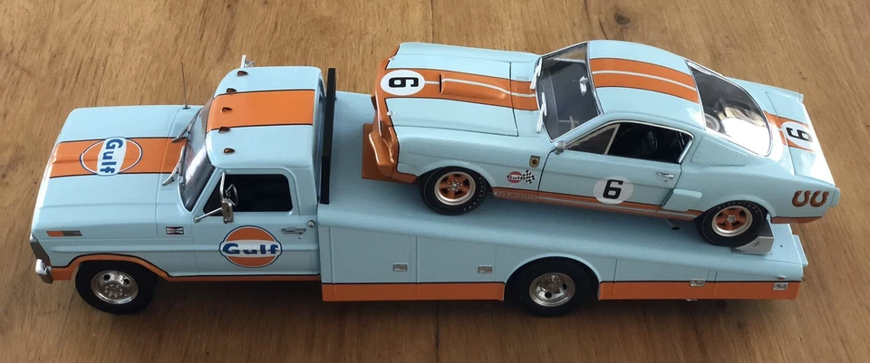 ACME 1965 FORD MUSTANG SHELBY GT350R & 1970 FORD F-350 RAMP TRUCK GULF SET 1:18 - Photo 3/4