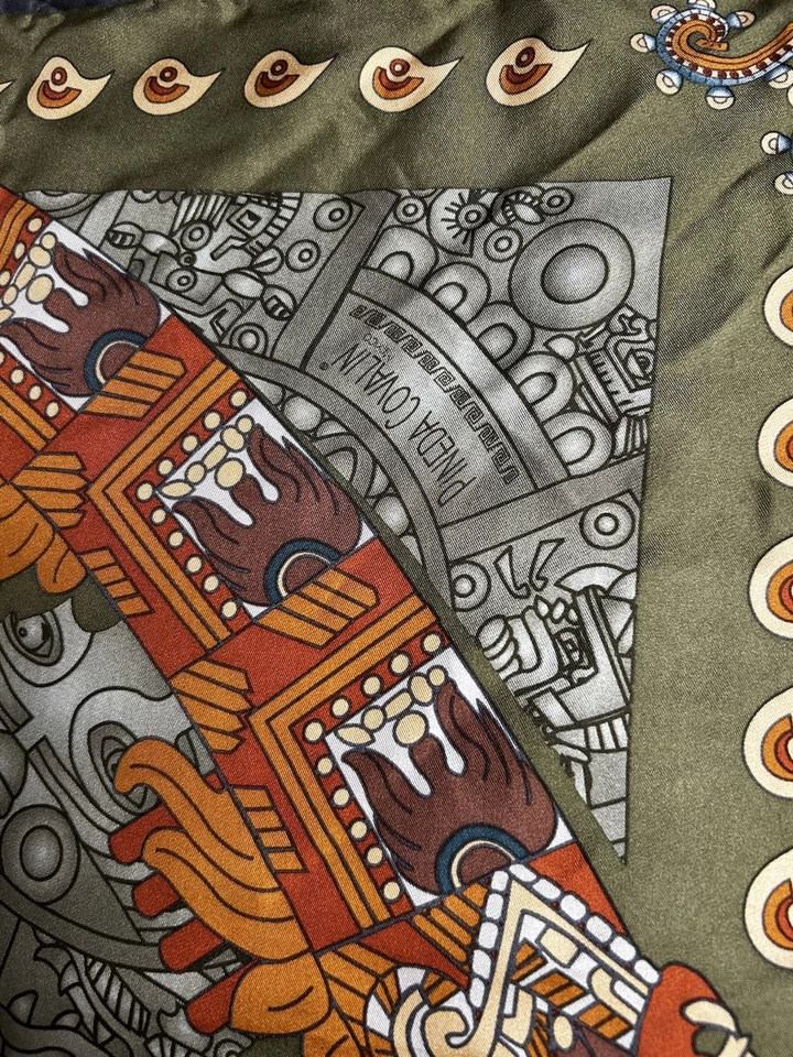 "Bufanda de seda con estampado de sol azteca Pineda Covalin 34"" cuadrada verde hecha en Corea" Foto 4 de 4
