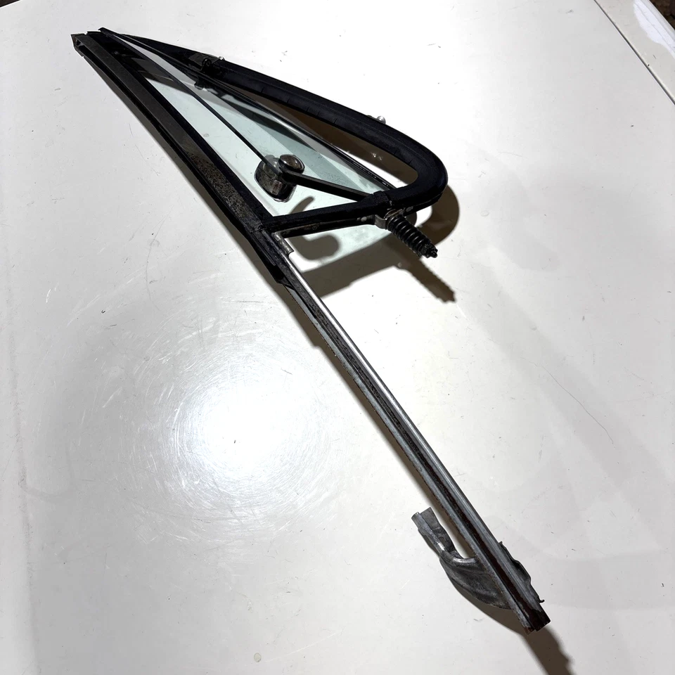 1982-1991 Chevrolet C/K vent glass (RH passemger-side) wing window (C10-K30) Foto 2 de 4