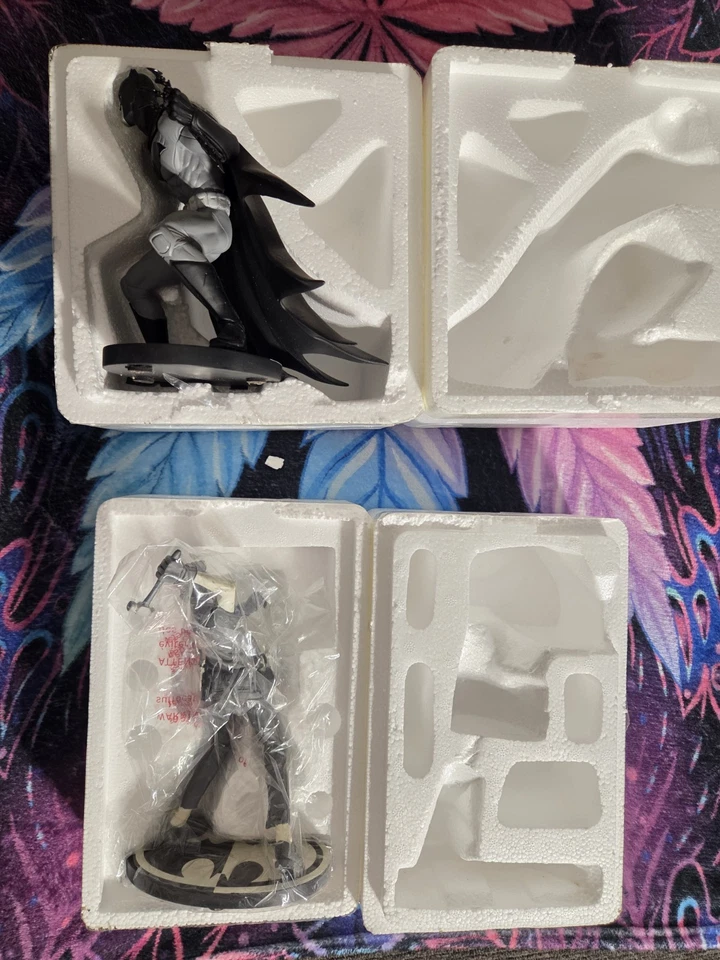 Lote de 2 estatuillas de porcelana blancas y negras de Batman y el Joker DC Collectibles NUEVAS Foto 3 de 4
