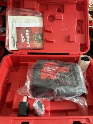 Milwaukee 100 ft. REDLITHIUM USB Green Rechargeable Cross Line Laser 3521-21 - Image 1 of 4