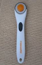 Fiskars Classic Stick Rotary Cutter 28mm 6.13 X 1.25 Retractable blade cover