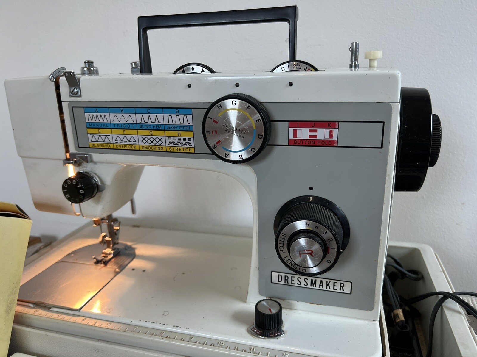 🍊Vintage Dressmaker Sewing Machine Model 580 w/ Carry Case, Foot Pedal