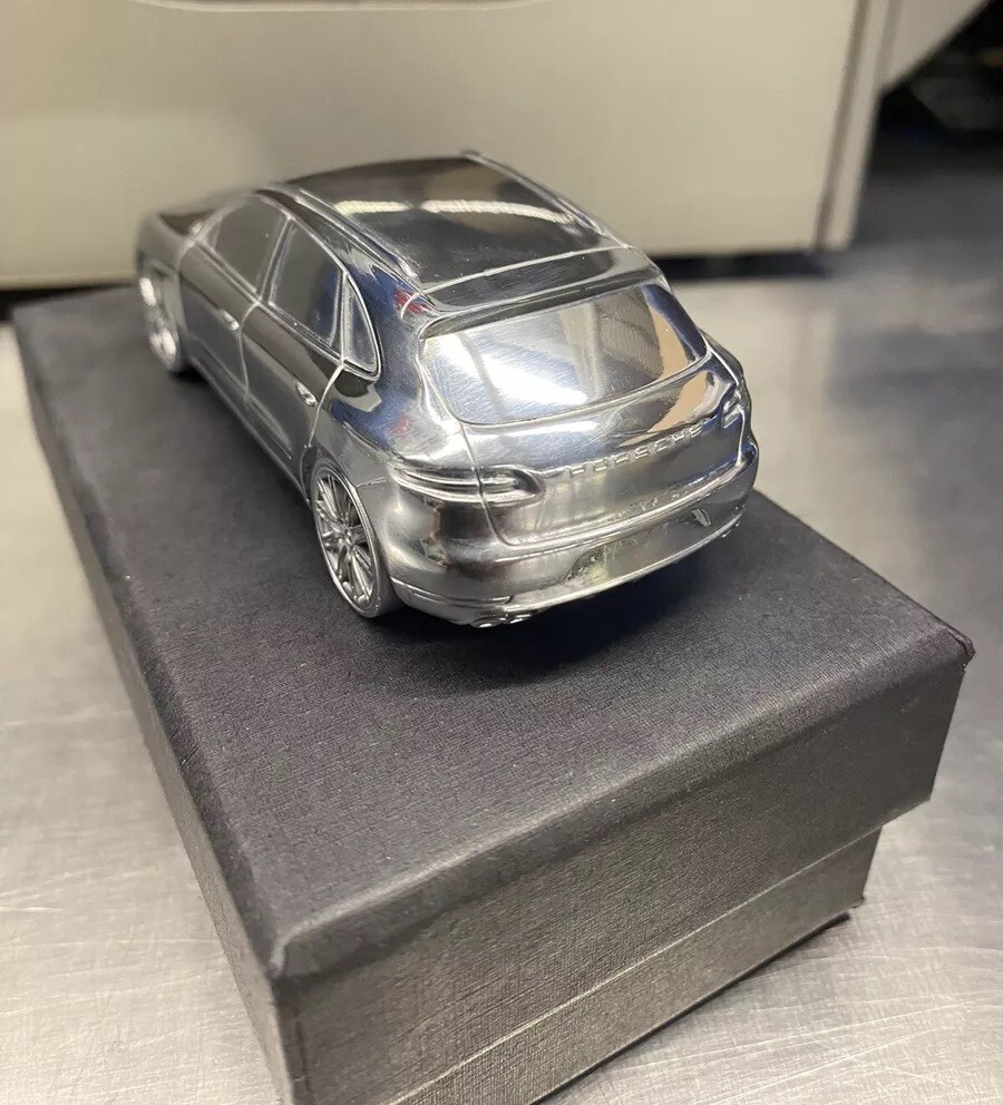 1/43 Porsche Macan turbo ミニカー チョークグレー 1/43 SCALE PORSCHE MACAN TURBO IN CHALK/CRAYON - COMMON BUT