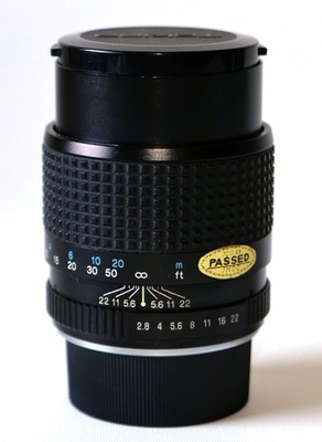 Tokina-Objektiv RMC 135mm 1:2,8 mit Contax/Yashica-Bajonett