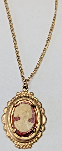 Estate Costume Jewelry - Cameo Pendant w/Chain - Gold Tone Unmarked