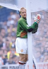 Peter Schmeichel of Manchester United wiping his gloves on the goa- Old Photo