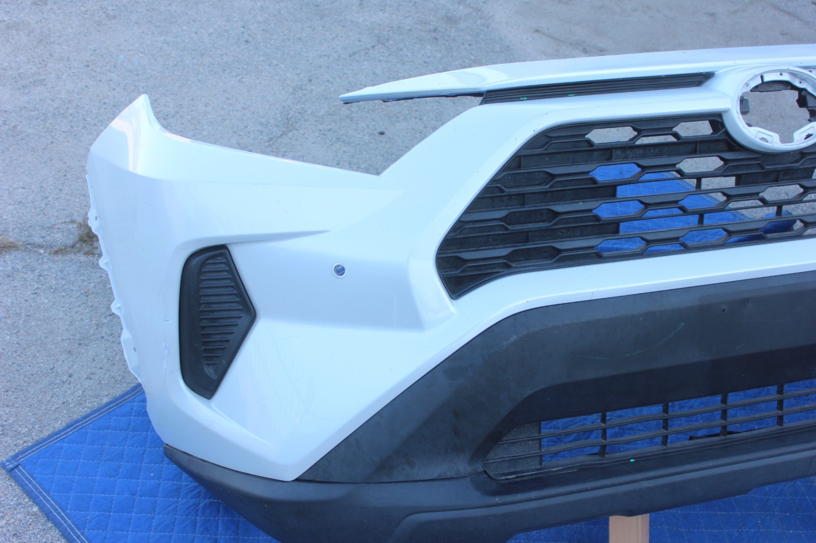 19-25 2022 TOYOTA RAV4 FRONT BUMPER COVER GRILL LOWER VALANCE WHITE GENUINE OEM