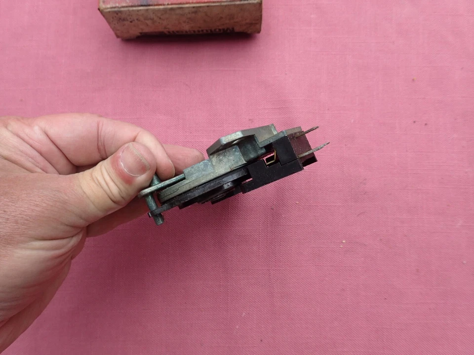 Ford 1973-74, interruptor de puerta amortiguador de aire acondicionado Mercury, ¡nuevo en stock! D3AH-19B919-AA LTD Marquis Foto 4 de 4