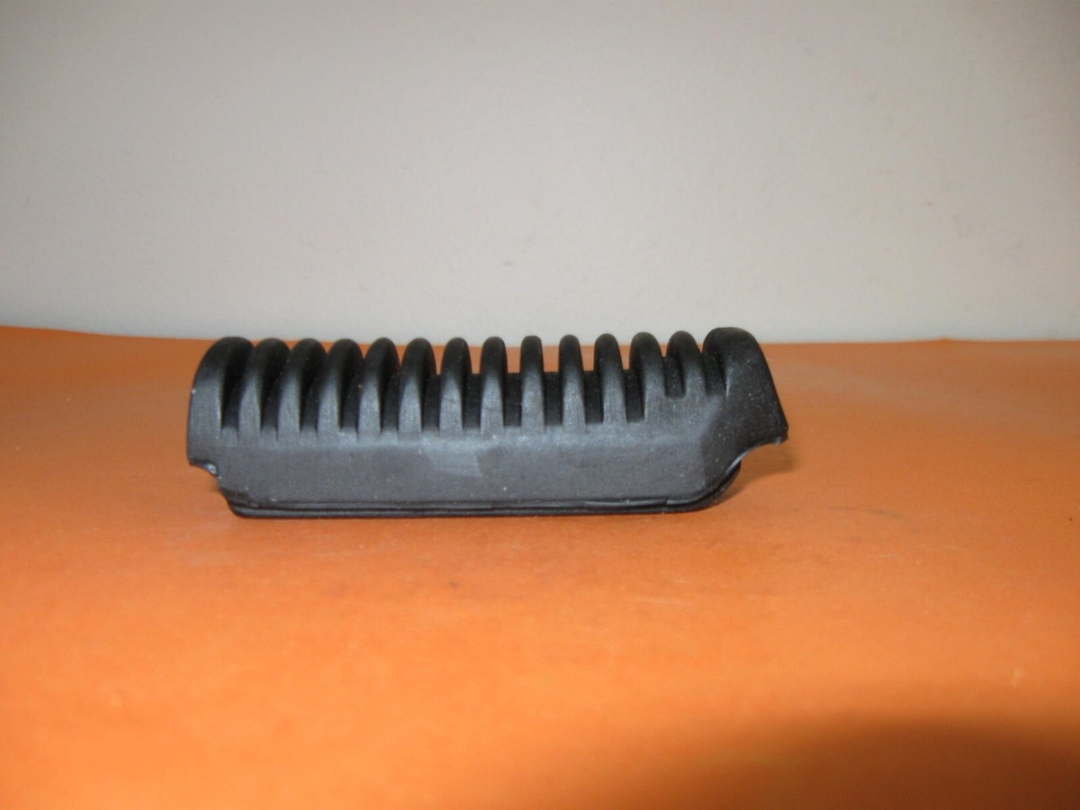 SUZUKI GSF1200 GSX-R1100 RF600 900 NOS OEM REAR FOOTREST SUZUKI GSF1200 GSX-R1100 RF600 900 NOS OEM REAR FOOTREST
