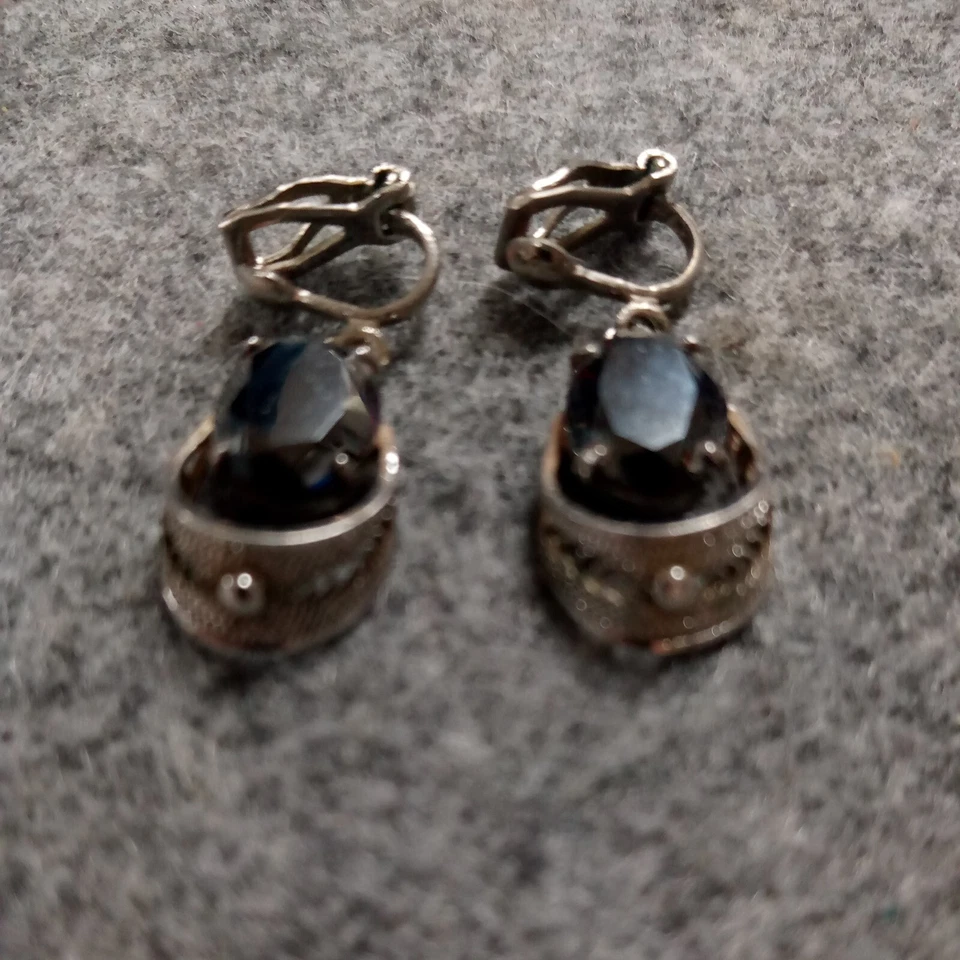 Vintage Silvertone & Hematite Dangly Clip On Earrings (FC 93/2 D610) - Image 2 of 4