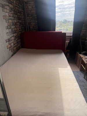 Boxspringbett 120x200 cm mit Matratze.  Rotes Bett.