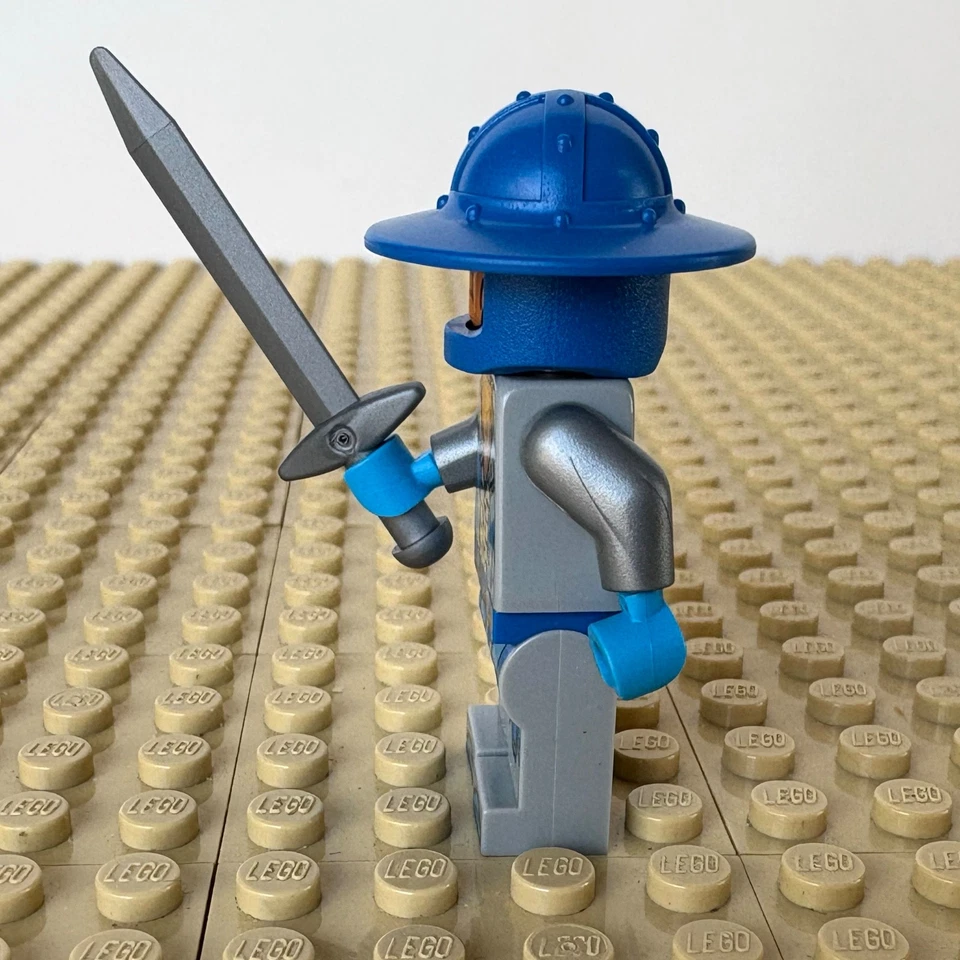 LEGO Nexo Knights: Royal Soldier, SWORD nex024, 70373 KNIGHTON HYPER CANNON 2016 - Image 4 of 4