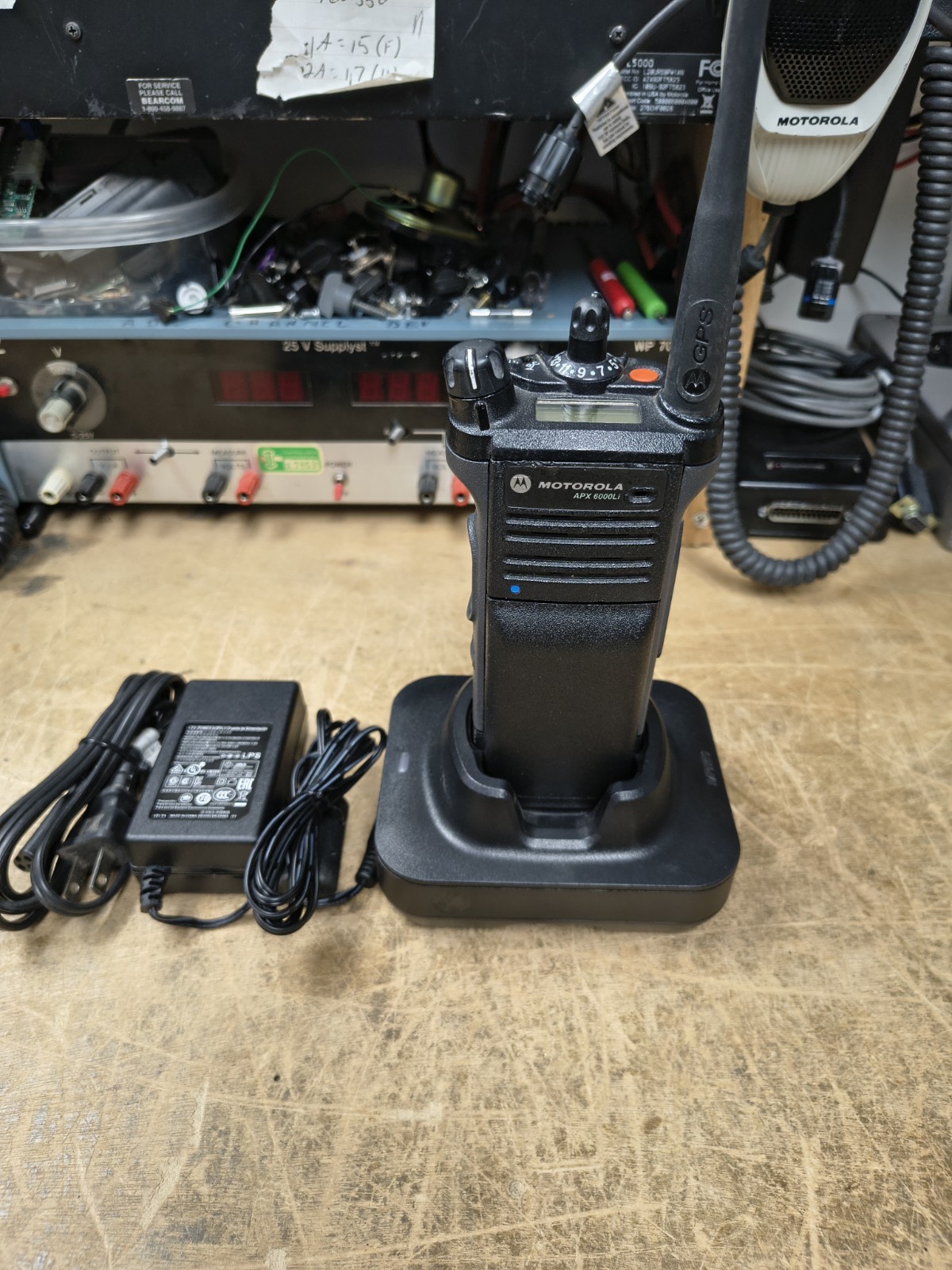 MOTOROLA APX6000 UHF R1 WITH CHARGER