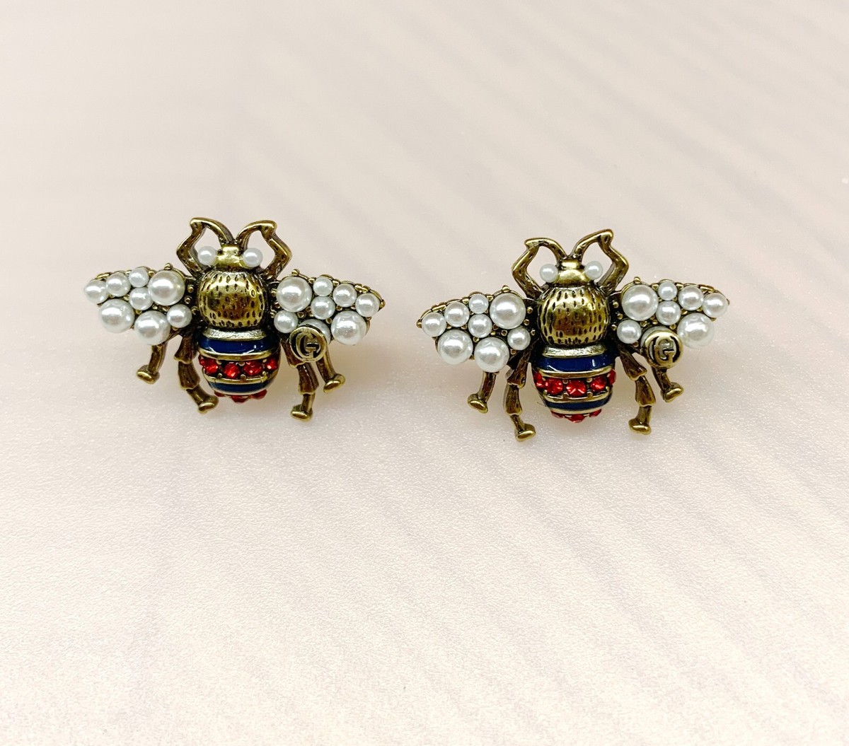 GUCCI Aged GOLD TONE BEE WHITE PEARL CRYSTAL GG Logo GUCCI Aged GOLD TONE BEE WHITE PEARL CRYSTAL GG Logo
