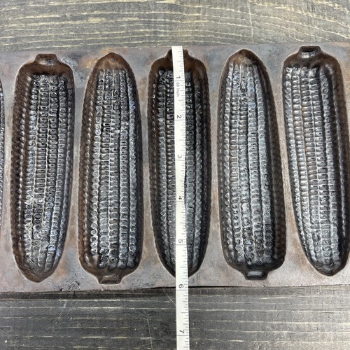 Vtg WAGNER WARE VINTAGE CAST IRON CORNBREAD MUFFIN Mold Pan "V” MADE IN USA - Picture 4 of 12