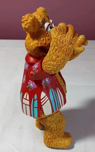 Palisades Wizard World Convention 2002 Exclusive Fozzie Bear w/ Suitcase & Tube - Picture 3 of 8