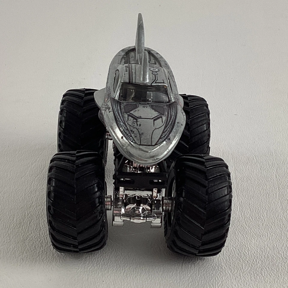 Mega neumático Hot Wheels Monster Jam Cyber Shark Truck Die Cast escala 1:64 2018 Foto 3 de 4