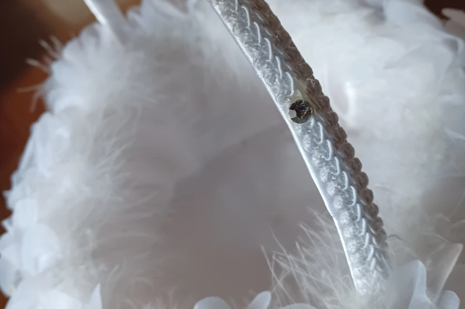 Panier mariage blanc, corbeille garnie de satin tulle plumes, ovale. Superbe. - Photo 3/4