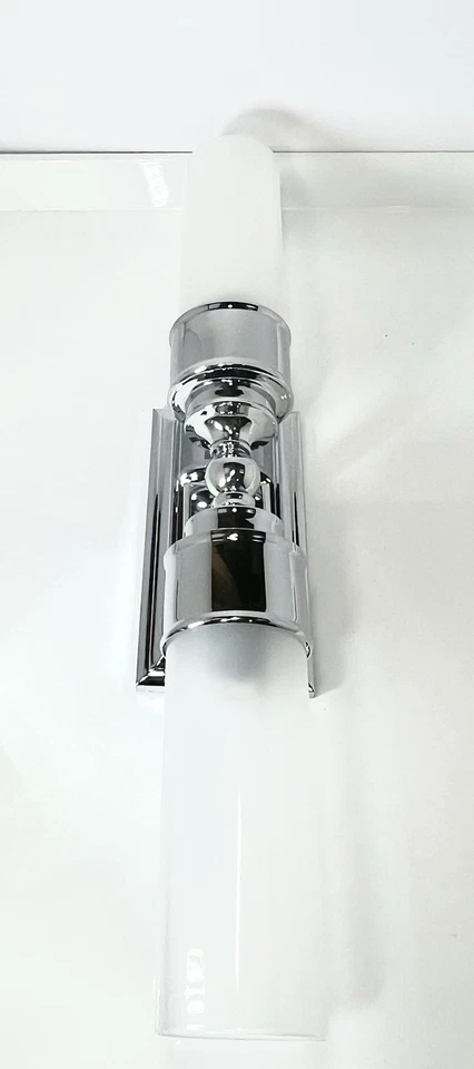 Aplique de pared Pottery Barn Sussex doble tubo cromado con pantalla de vidrio regular $229 Foto 2 de 4