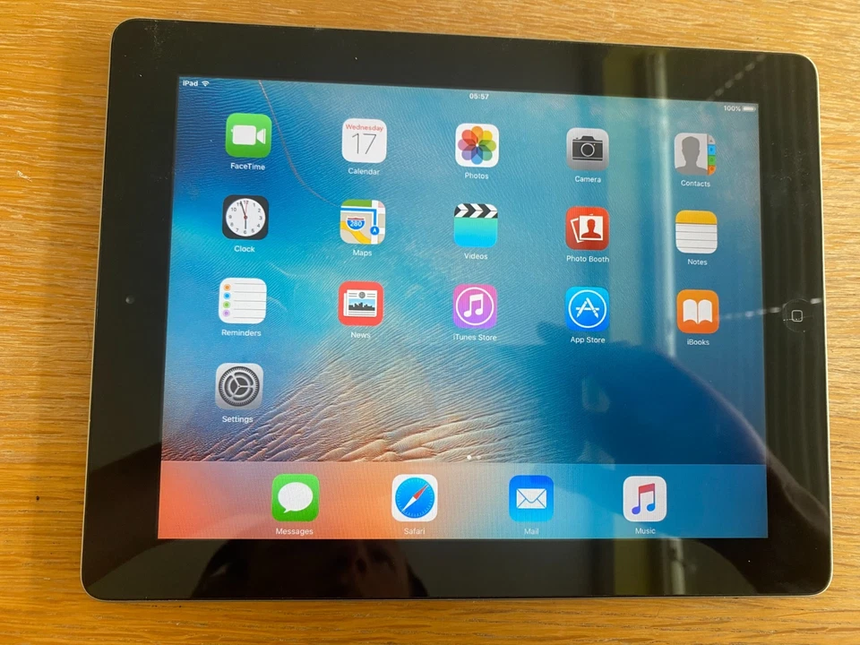 Apple iPad 2 - 32GB Silver, Wifi and Bluetooth - Image 3 of 4