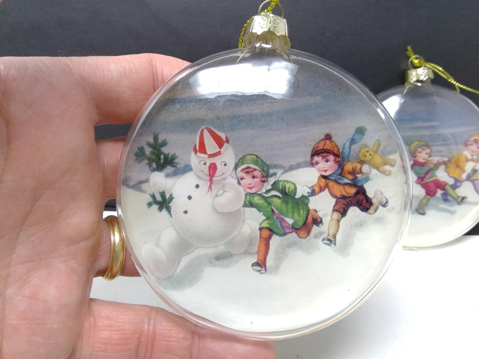 Grupo de 3 adornos de disco de vidrio Bethany Lowe - niños jugando con muñeco de nieve Foto 2 de 4